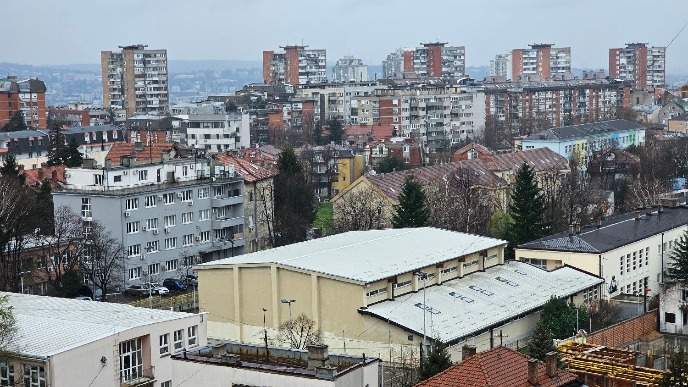 Oblačno, ponegde s kišom